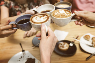 How to serve coffee at home: the mini-guide for making a good impression